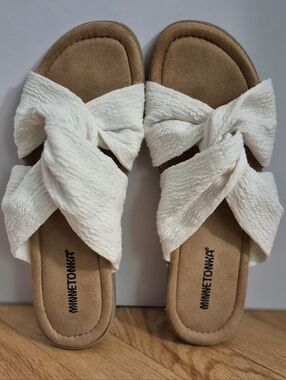 Minnetonka Women's Size 8 White and Tan Sarong Slide Sandals EUC